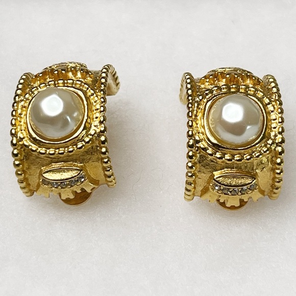 Vintage Fendi Crown Pearl Gold Tone Chunky Clip On Earrings 1” x 5/8” - Picture 3 of 6